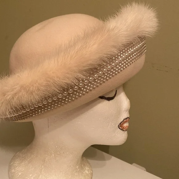 b Michael N Y | Accessories | Stunning Ivory Wool W Fur Trim 